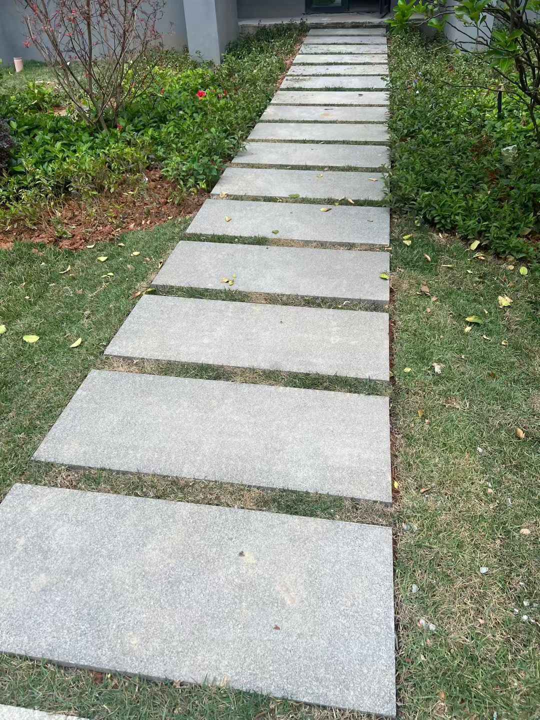 抚州 芝麻黑小区踏步、汀步石铺装效果