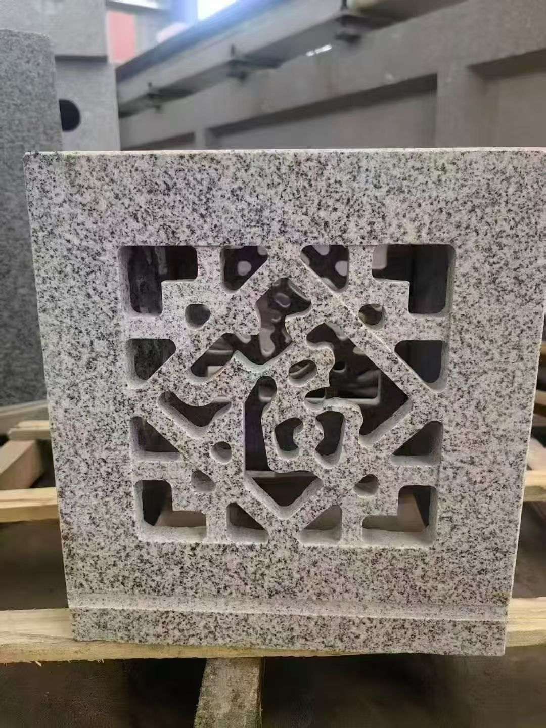 抚州 芝麻白花岗岩镂空雕花灯笼